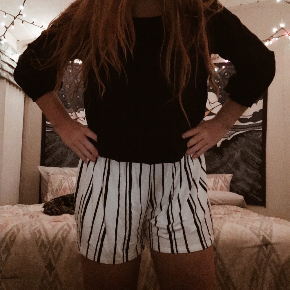 BOOHOO black and white striped shorts!!